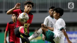 Pemain Timnas U-17 Indonesia, M Hanif Ramadhan (kanan) berebut bola dengan Ahmed Sulaiman (Palestina U-17) pada Kualifikasi Grup B Piala Asia U-17 2023 di Stadion Pakansari, Kab. Bogor, Jawa Barat, Jumat (7/10/2022). Kemenangan atas Palestina menempatkan timnas U-17 Indonesia memuncaki Grup B dengan raihan 9 poin. (Liputan6.com/Helmi Fithriansyah)