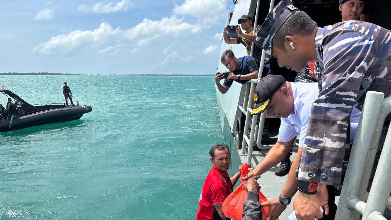 Operasi Trisila-26 Hadirkan Keamanan dan Kepedulian, TNI AL Sebar Sembako untuk Nelayan Pesisir Aru
