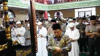 Menteri Dalam Negeri (Mendagri) Tito Karnavian menjadi imam Shalat Jumat di Masjid Al Islam Muhammad Cheng Ho Sriwijaya Palembang