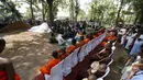 Suasana haru pemakaman seekor gajah di Colombo, Sri Lanka, Selasa (15/3). Sebelumnya gajah ini telah mengalami perawatan selama 6 bulan terakhir. (REUTERS / Dinuka Liyanawatte) 