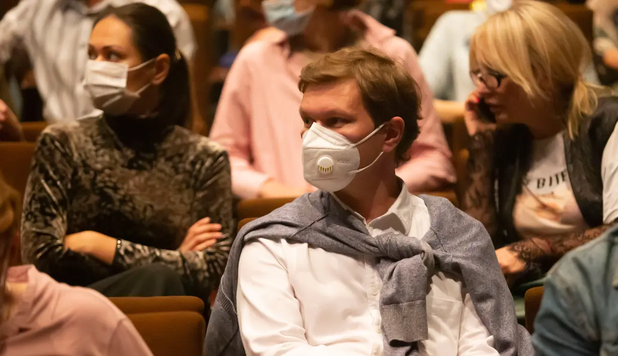 Sejumlah penonton yang mengenakan masker menunggu pertunjukan dimulai di sebuah teater di Moskow, Rusia, pada 3 September 2020. Teater-teater di Moskow membuka kembali musim pertunjukan setelah beberapa bulan ditutup akibat pandemi COVID-19. (Xinhua/Alexander Zemlianichenko Jr)