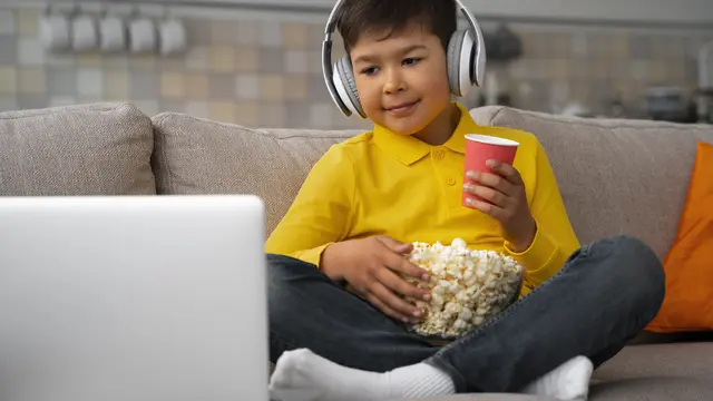 Dampak Positif dan Negatif Menonton Film Animasi Bagi Anak (photo by freepik.com)