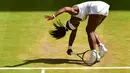 Serena Williams sempat kerepotan saat menghadapi Garbine Muguruza di final Wimbledon 2015. (AP Photo/Dominic Lipinski)