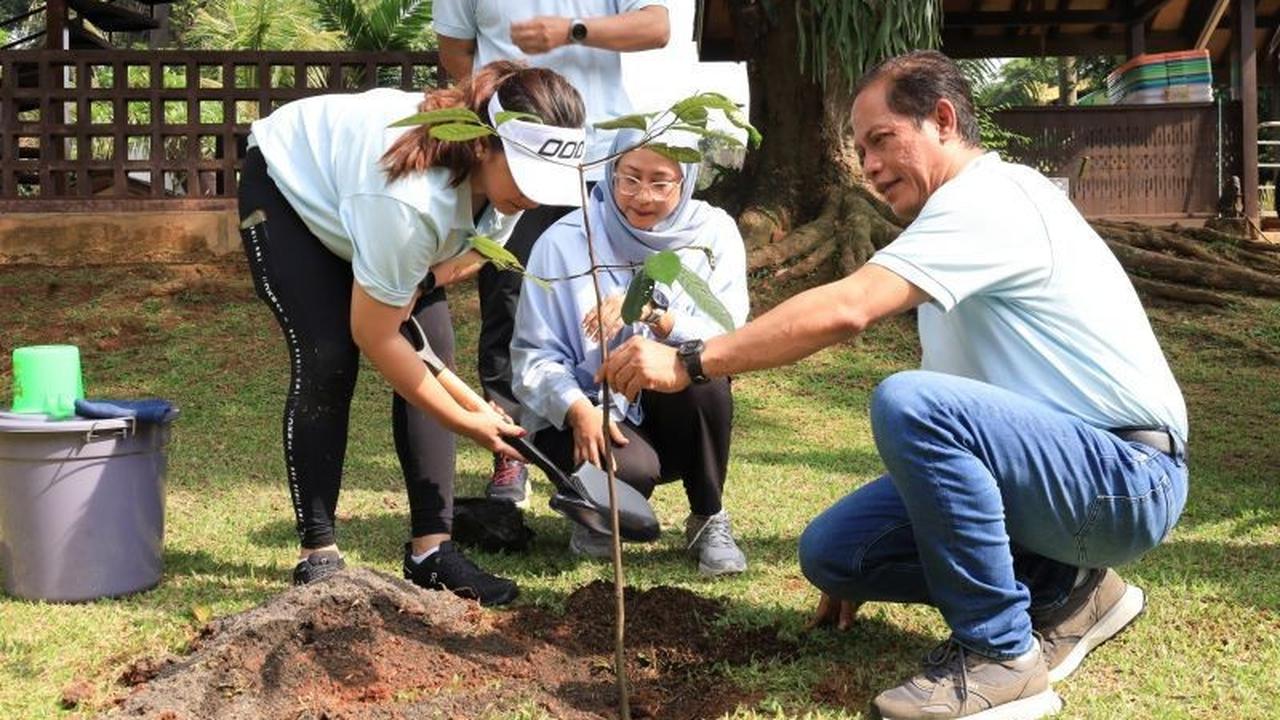 Menteri LH Perkuat Ketahanan Ekologis Lewat Penanaman 257 Bibit Tanaman Endemik di TMII