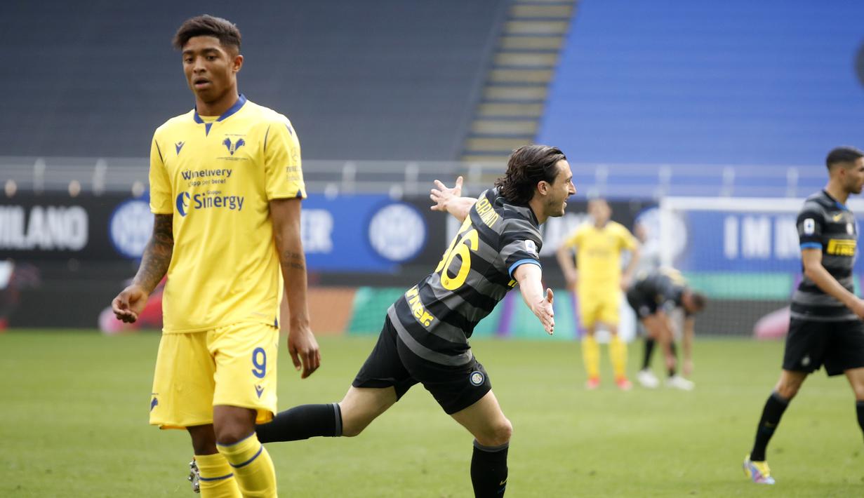 Bek Inter Milan, Matteo Darmian (tengah) melakukan selebrasi usai mencetak gol ke gawang Hellas Verona dalam laga lanjutan Liga Italia 2020/2021 pekan ke-33 di San Siro Stadium, Milan, Minggu (25/4/2021). Inter menang 1-0 atas Verona. (AP/Antonio Calanni)