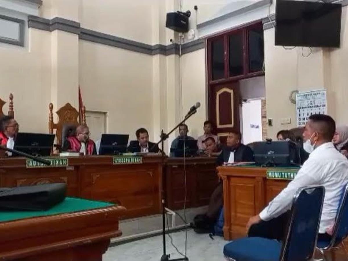 Jaksa sempat bertanya kepada Ken apakah senjata api laras panjang itu sempat ditodongkan ke arahnya pada malam penganiayaan yang terjadi di rumah Achiruddin di Kecamatan Medan Helvetia, Kota Medan, 22 Desember 2022.