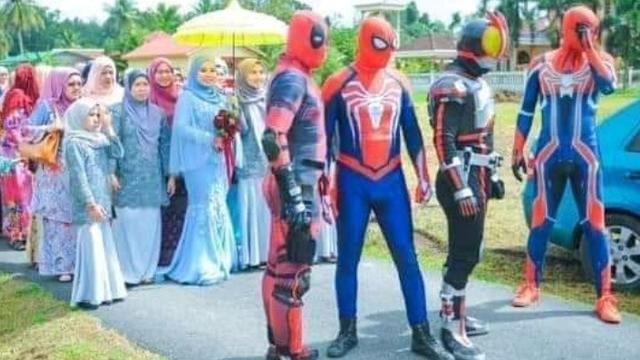 Kakak laki-laki pakai kostum superhero di pernikahan adik