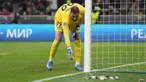 Penjaga gawang PSG, Gianluigi Donnarumma, menyingkirkan uang palsu bergambar dirinya yang dilempar pendukung AC Milan dalam laga matchday 4 Liga Champions 2023/2024 yang berlangsung di San Siro, Milan, Rabu (8/11/2023) dini hari WIB. (AP Photo/Antonio Calanni)