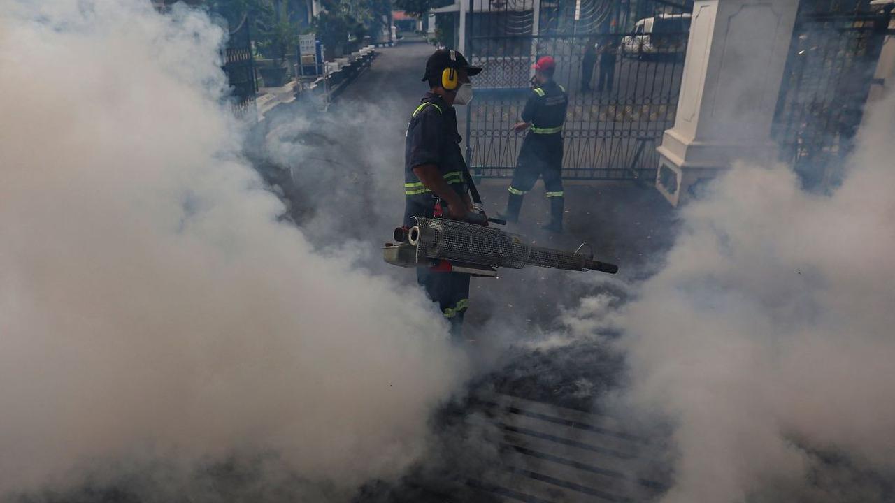 Petugas Puskesmas Palmerah melakukan pengasapan atau fogging untuk memberantas sarang nyamuk&nbsp;aedes aegypti di Museum Tekstil, Jakarta, Selasa (30/4/2024). Pengasapan ini dilakukan mengantisipasi penyebaran nyamuk yang menyebabkan Demam Berdarah Dengu