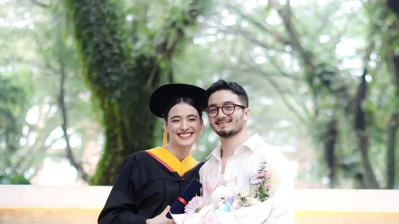 Bryan Domani Dampingi Sang Kekasih Mawar Eva de Jongh di Hari Wisuda, Tampil Kasual Stylish Bawa Buket Bunga