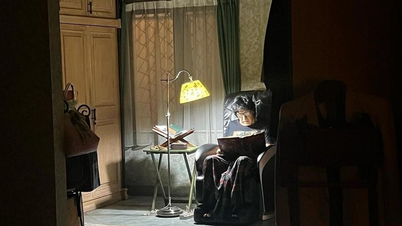 8 Potret Candid Ikang Fawzi Setelah Ditinggal Marissa Haque, Mengaji dan Melamun Sendirian