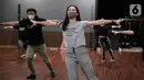 Peserta terpilih mengikuti kelas tari Indonesia Menuju Broadway: Online & Offline Musical Theater Conservatory di Jakarta, Sabtu (26/03/2022). Peserta yang terbagi secara hybrid telah mengikuti program pelatihan pembekalan ilmu panggung seperti kemampuan akting, vokal, dan tari. (Liputan6.com/HO/ID)