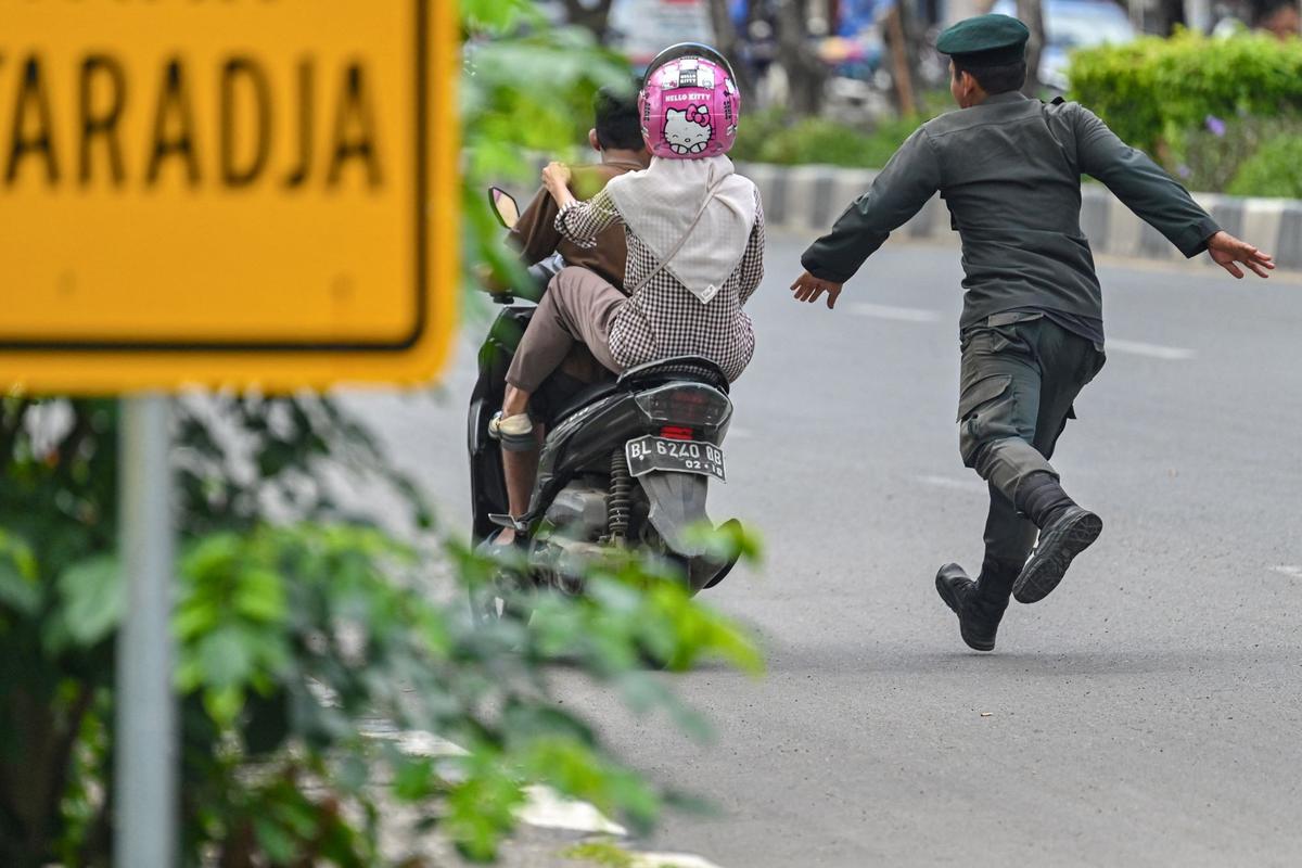 Aksi Polisi Syariat Aceh Razia Perempuan Berpakaian Ketat dan Laki-Laki Bercelana Pendek