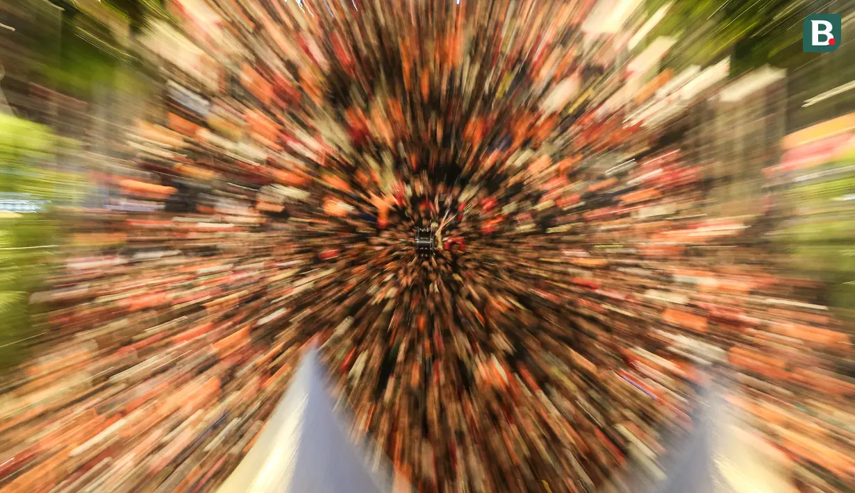 Pendukung Persija Jakarta berbondong-bondong berjalan memasuki stadion untuk menyaksikan laga terakhir BRI Liga 1 2022/2023 antara Persija Jakarta melawan PSS Sleman di Stadion Utama Gelora Bung Karno (SUGBK), Senayan, Jakarta, Sabtu (15/04/2023). (Bola.com/Bagaskara Lazuardi)