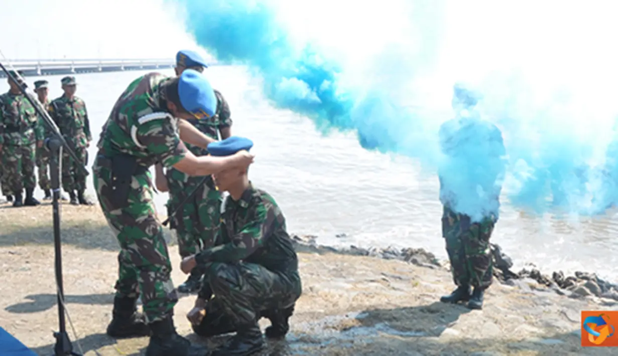 Citizen6, Surabaya: Prosesi pembaretan 45 siswa Dikmaba PK TNI AL, yang baru pertama kali dilaksanakan, disematkan Komandan Pusdikpomal Syahril Bakhri, di Pantai Kenjeran, Surabaya, Selasa (3/7). (Pengirim: Kobangdikal)