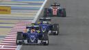 Pebalap Manor Racing, Pascal Wehrlein (belakang), berhasil finis ke-13 F1 GP Bahrain di Sirkuit Internasional Sakhir, Bahrain, Minggu (3/4/2016). (Bola.com/Twitter)