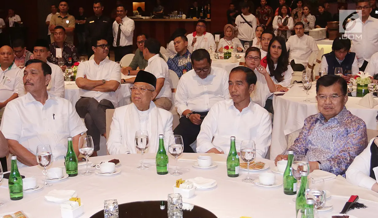 Capres-cawapres 01 Joko Widodo dan Ma'ruf Amin saat menyaksikan perhitungan suara versi hitung cepat di Jakarta, Rabu (17/4). Meskipun unggul Jokowi-Ma'ruf meminta pendukungnya tetap menunggu penghitungan resmi KPU atas hasil perolehan suara Pilpres 2019.(Liputan6.com/Angga Yuniar)