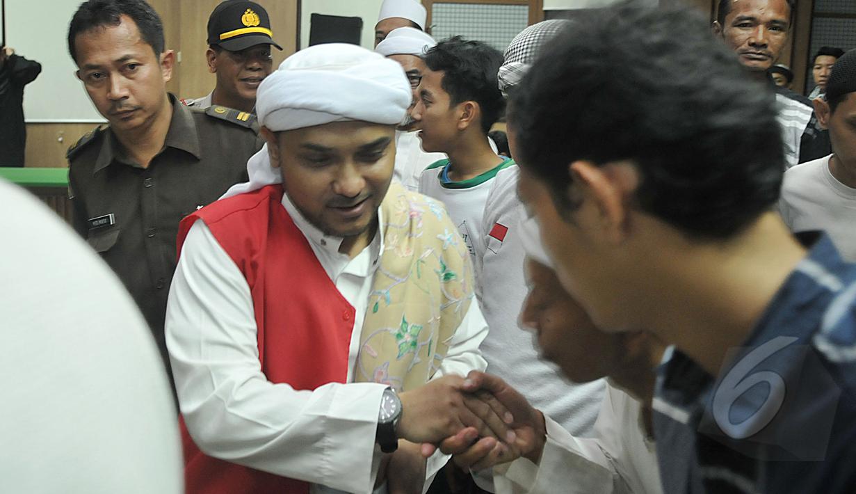 Sejumlah massa FPI mencium tangan Habib Novel usai sidang vonis di PN Jakarta Pusat, Senin (6/4/2015). Habib Shahabuddin dan Habib Novel divonis hakim 7 bulan penjara. (Liputan6.com/Johan Tallo)