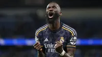 Selebrasi kemenangan bek Real Madrid, Antonio Rudiger setelah mengalahkan Manchester City 4-3 melalui adu tendangan penalti pada laga leg kedua perempatfinal Liga Champions 2023/2024 di Etihad Stadium, Manchester, Rabu (18/4/2024). (AP Photo/Dave Shopland)