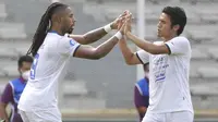 Pemain Arema FC, Carlos Fortes (kiri) melakukan selebrasi bersama Hanif Sjahbandi usai mencetak gol ke gawang Persipura Jayapura dalam laga pekan ke-5 BRI Liga 1 2021/2022 di Stadion Madya, Jakarta, Rabu, (29/9/2021). Arema FC menang 1-0. (Bola.com/ M Iqbal Ichsan)