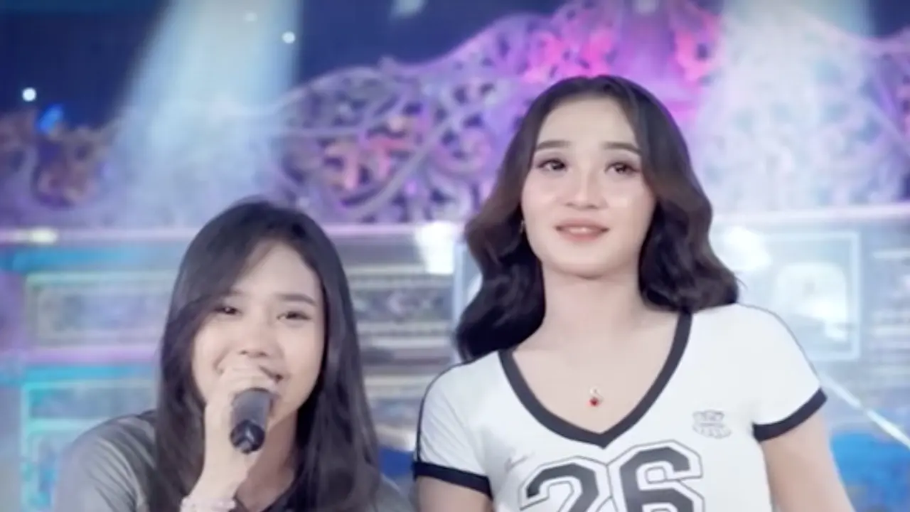 Chelosa Adella dan Difarina Indra