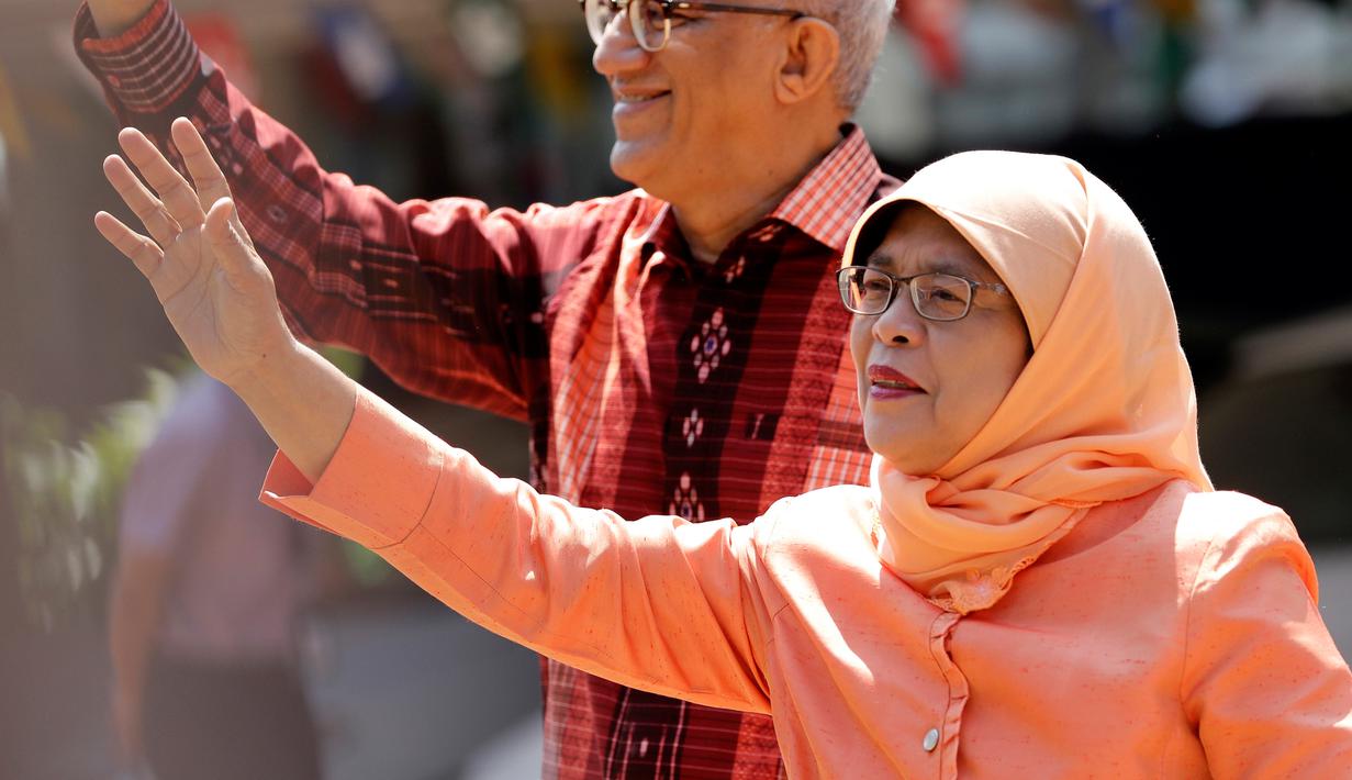 Halimah Yacob melambaikan tangan ke pendukungnya saat tiba untuk menyerahkan berkas pencalonan presiden di Singapura, Rabu (13/9). Halimah telah malang melintang di perpolitikan Singapura, serta menjadi ketua parlemen sejak 2013. (AP Photo/Wong Maye-E)