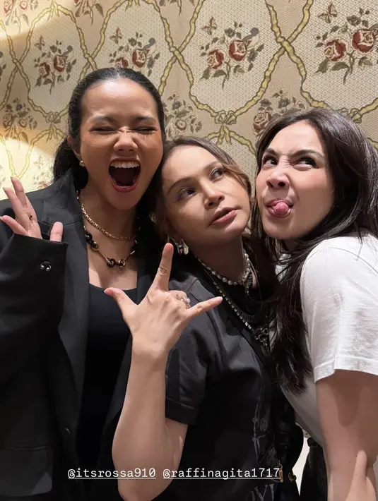 <p>Yura Yunita tampil mengenakan blazer oversize warna hitam dipadukan inner tanktop warna senada. Melengkapi tampilannya dengan dua kalung emas. [@yurayunita]</p>