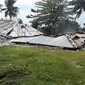 Kawanan ayam berkeliaran di depan rumah-rumah yang rusak akibat gempa di Ambon, Maluku, Jumat (27/9/2019). BNPB menyebut korban meninggal akibat gempa magnitudo 6,5 yang mengguncang Maluku pada Kamis 26 September 2019 sebanyak 23 orang. (HO/BADAN NASIONAL PENANGGULANGAN BENCANA/AFP)