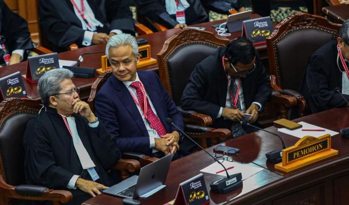Kubu Ganjar-Mahfud menyepakati majelis hakim MK langsung membacakan eksepsi tanpa membacakan sebagian besar isi putusan termasuk disentting opinion tiga hakim karena sama dengan isi putusan sengketa kubu Anies-Cak Imin.<br>