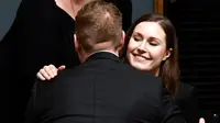 Sanna Marin (kanan) mendapat selamat setelah dia terpilih sebagai Perdana Menteri Finlandia dalam sidang Parlemen di Helsinki, Finlandia, Selasa (10/12/2019). Marin menggantikan PM sebelumnya, Antti Rinne, yang mundur pada pekan lalu. (Jussi Nukari/Lehtikuva via AP)