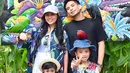 Meski tak lagi menjadi suami istri, tapi keduanya tetap kompak membesarkan anak-anak. Mereka masih seperti keluarga utuh. [Instagram/rachelvennya]