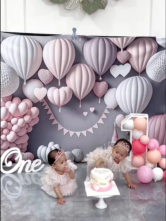 Satu persatu mereka mengambil kue dengan tangannya. Alma dan Alsha tampak santai menikmati kue tart ulang tahun. [Instagram/anisarahma_12]