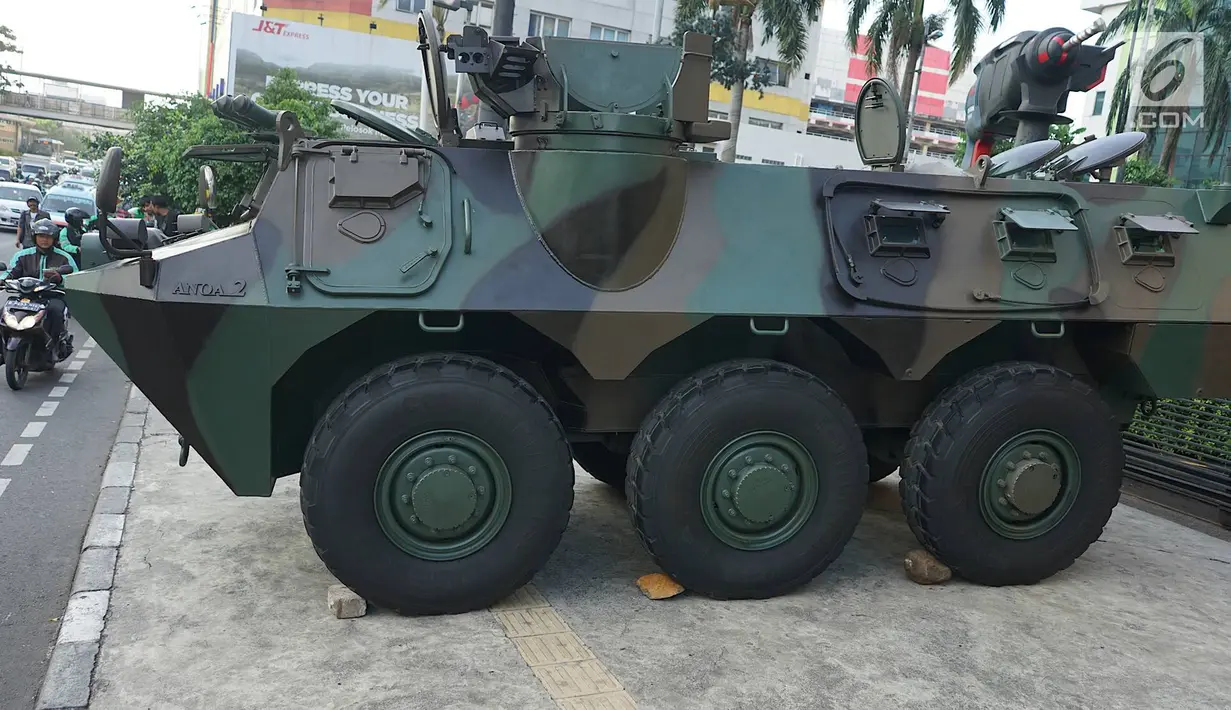 Kendaraan lapis baja Tentara Nasional Indonesia (TNI) terparkir di pusat perbelanjaan di kawasan glodok, Jakarta, Selasa (21/5/2019). Penjagaan berkaitan dengan rencana massa yang akan menggelar aksi unjuk rasa pada 22 Mei 2019 usai pengumanan hasil Pemilu KPU. (Liputan6.com/Herman Zakharia)