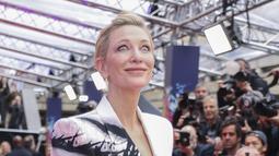 Cate Blanchett berpose untuk fotografer saat tiba untuk pemutaran perdana film 'Guillermo del Toro's Pinocchio' selama Festival Film London 2022 di London, Sabtu, 15 Oktober 2022. Cate Blanchett tidak pernah gagal untuk membuat penampilan glamor yang chic di karpet merah. (Photo by Vianney Le Caer/Invision/AP)