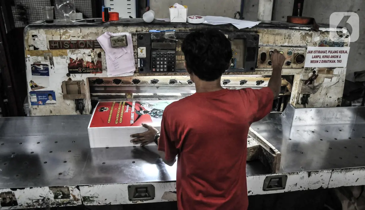 Pekerja mengerjakan pesanan pembuatan kalender 2022 di toko percetakan kawasan Senen, Jakarta, Senin (27/12/2021). Jelang tahun baru 2022 permintaan kalender meningkat hingga 20 persen dibandingkan tahun sebelumnya. (merdeka.com/Iqbal S Nugroho)