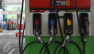 Mesin pengisian ulang bahan bakar minyak di salah satu SPBU, Jakarta, Selasa (15/3). Pertamina menurunkan harga bahan bakar minyak (BBM) umum Pertamax, Pertamax Plus, Pertamina Dex, dan Pertalite Rp 200 per liter. (Liputan6.com/Angga Yuniar)