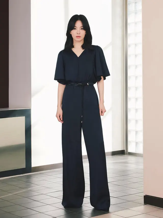 Potret Menawan Song Hye-Kyo, Tampil Anggun dengan Gaya Fashion yang Simpel