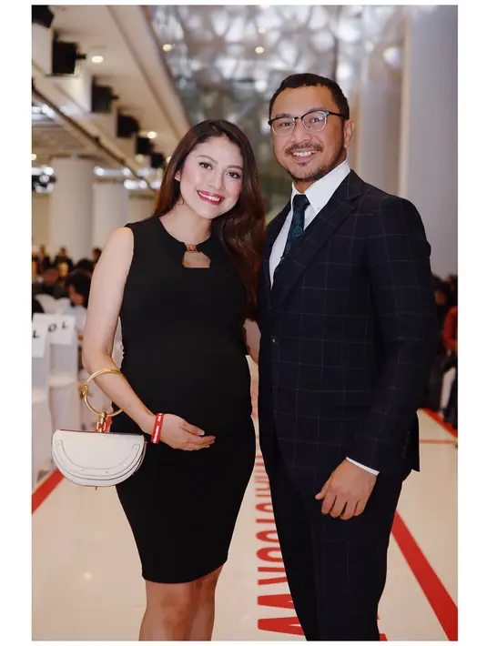 "Selamat datang ke dunia anak ke empat kami "Abraham Zhafir Ganesha" , lengkap sudah kebahagiaanku ❤️ #280518," tulis istri Giring mengunggah foto bayinya. (Instagram/cynthiariza)