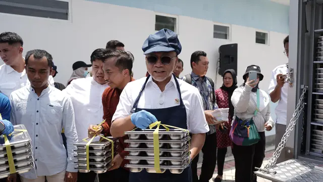 Menteri Koordinator (Menko) Bidang Pangan Zulkifli Hasan (Zulhas) menyerahkan gajinya pokoknya sebagai menteri untuk membantu dua siswa tidak mampu.
