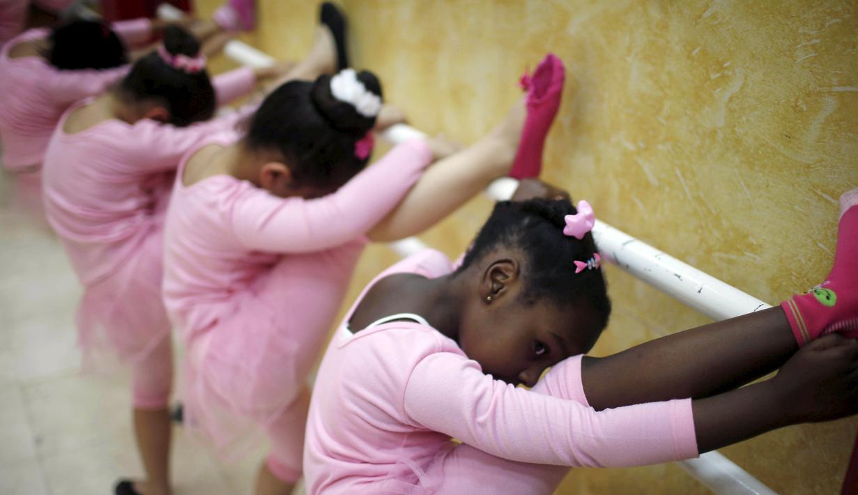 Anak-anak Palestina ini melakukan pemanasan sebelum memulai latihan balet yang diselenggarakan oleh Al-Qattan Center for Children, di kota Gaza, Palestina, (25/11/2015). (Reuters/Suhaib Salem).