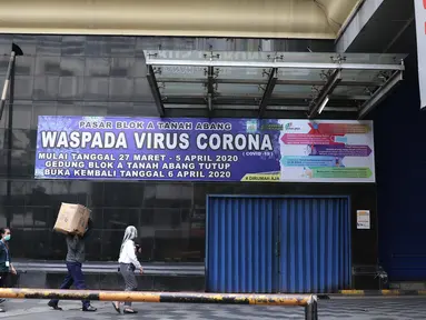 Warga melintas di pasar Blok A Tanah Abang, Jakarta Jumat (27/3/2020). Sebagai upaya pencegahan penularan virus Corona COVID-19, Perumda Pasar Jaya menutup sementara aktivitas perdagangan di Pasar Tanah Abang Blok A, B dan F terhitung 27 Maret hingga 5 April 2020. (Liputan6.com/Helmi Fithriansyah)