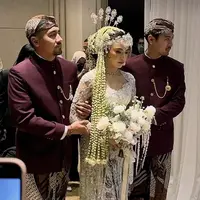 Rizky Febian secara resmi telah mempersunting sang kekasih Mahalini Raharja. Momen akad nikah yang membahagiakan sekaligus haru dihadiri oleh keluarga dan kerabat terdekat. [Foto: Instagram/dionraharja]
