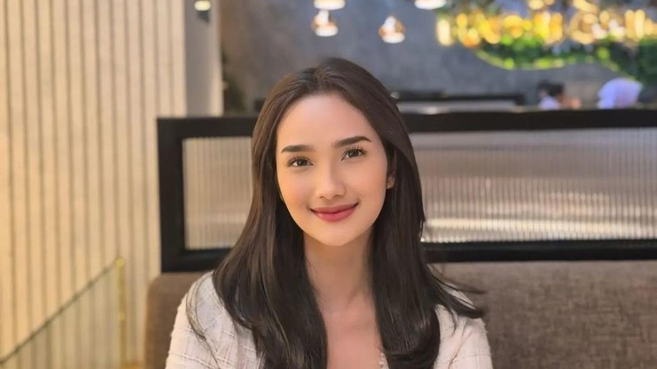 Artis cantik berusia , berharap memiliki suami yang berjiwa family man. Para pria yang merasa punya kriteria ini, siap mendekati single mom cantik ini?<br><br>