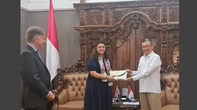 <p>Menteri Industri dan Keamanan Ekonomi di Departemen Bisnis dan Perdagangan Inggris, Nusrat Ghani, bersama Menteri ESDM RI Arifin Tasrif. Dok: Kedubes Inggris di Jakarta</p>