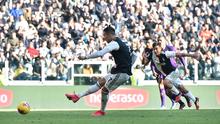 Pemain Juventus Cristiano Ronaldo mencetak gol ke gawang Fiorentina pada pertandingan Liga Italia di Allianz Stadium, Turin, Italia, Minggu (2/2/2020). Ronaldo tampil memukau dengan menorehkan dua gol saat Juventus menang 3-0. (Fabio Ferrari/Lapresse via AP)