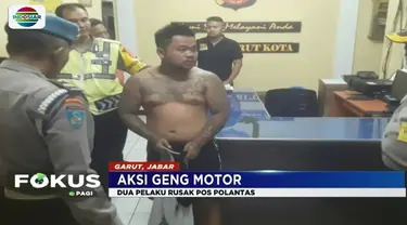 Sakit hati karena ditilang polisi, dua pemuda anggota geng motor di Garut, Jawa Barat, nekat merusak pos polisi lalu lintas milik Polres Garut Jawa Barat.