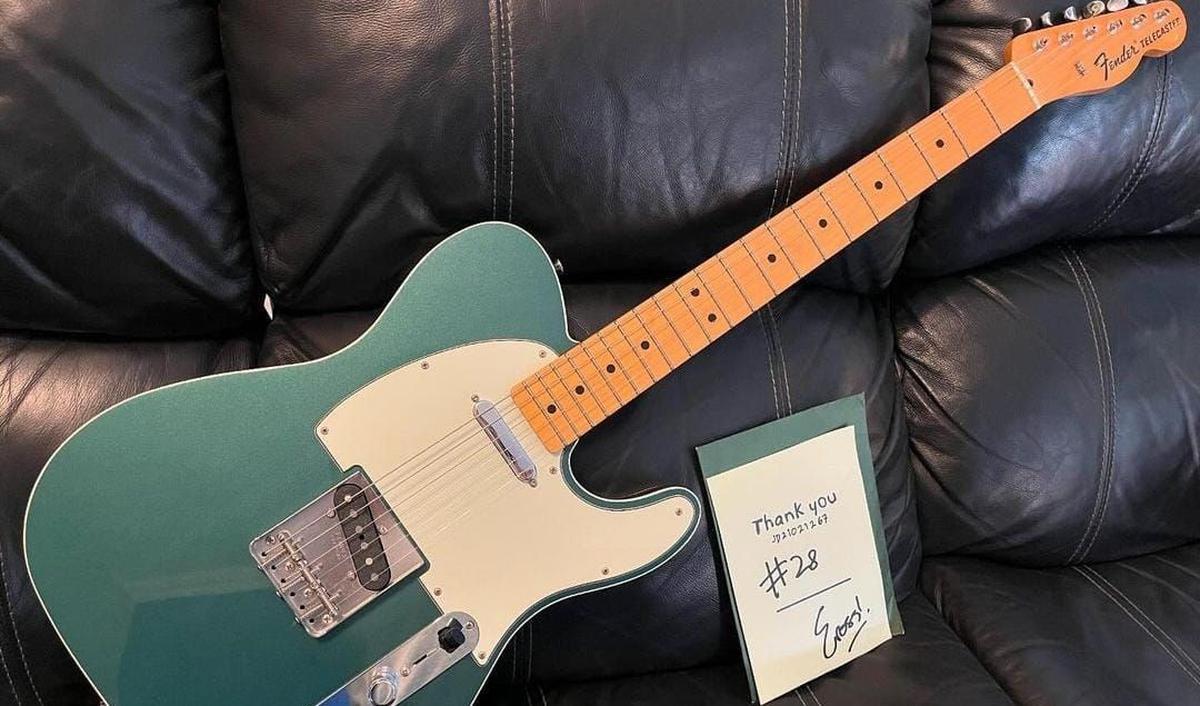 "Gitar ini juga yang dipakai di konser 'Tunggu Aku Dijakarta 2023' atau banyak posting IG gitar saya selama ini," sambung Eross.