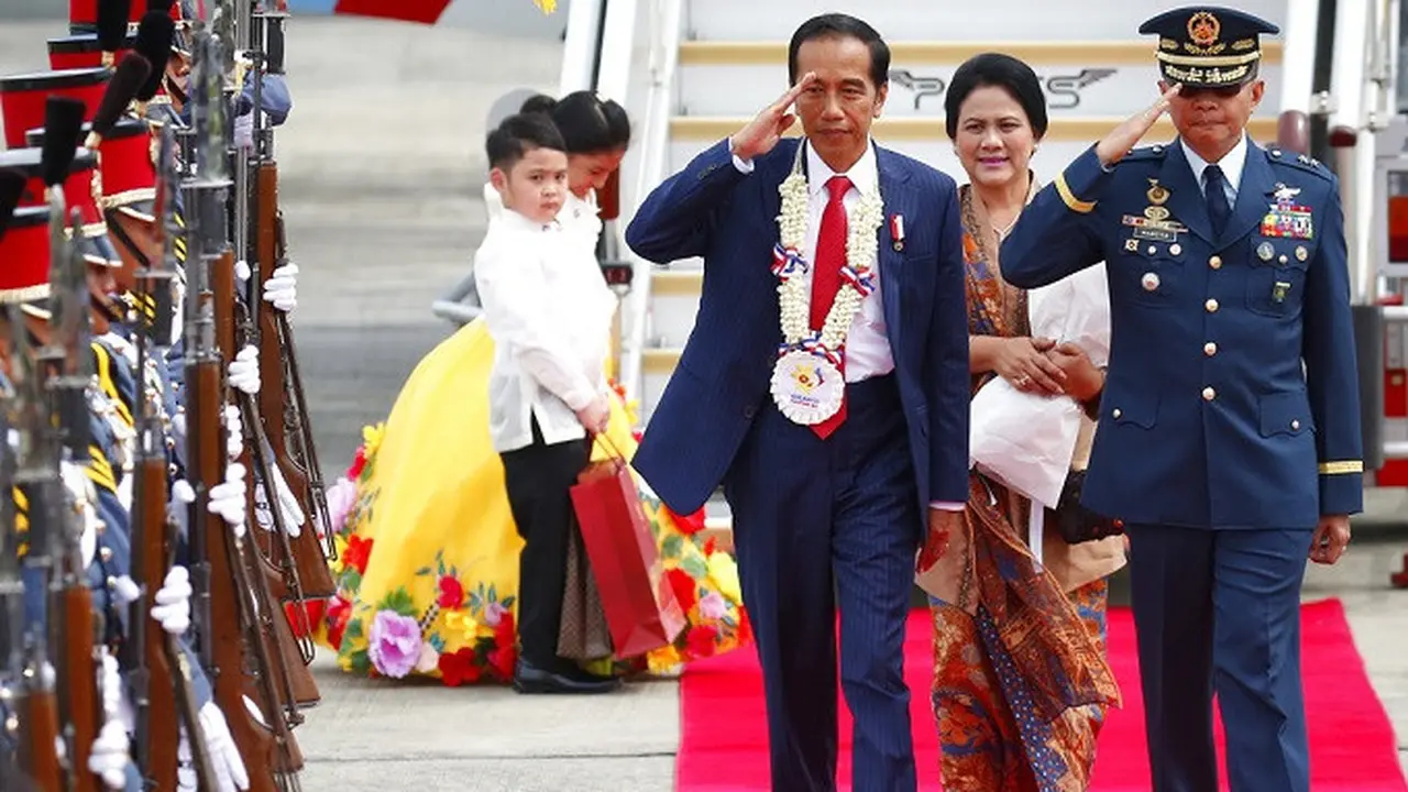Presiden Joko Widodo dan Ibu Negara Iriana Widodo saat tiba di Bandara Internasional Clark, Manila