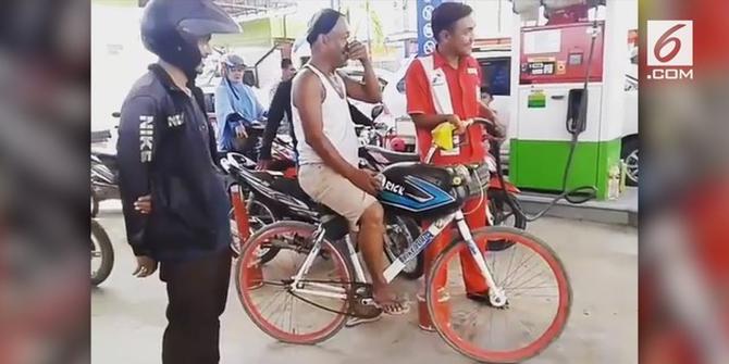 VIDEO: Isi Sepedanya Pakai Bensin, Pria Jadi Pusat Perhatian