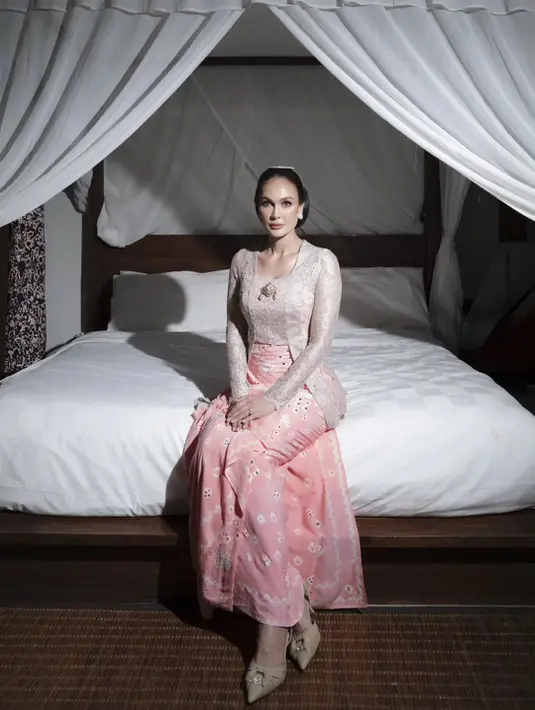 Sementara itu, Luna Maya memilih tampilan yang lebih lembut dan sophisticated. Ia tampil mengenakan kebaya brokat warna nude dengan detail transparan yang dipadukan bersama kain lilit pink muda bermotif halus. [@lunamaya].